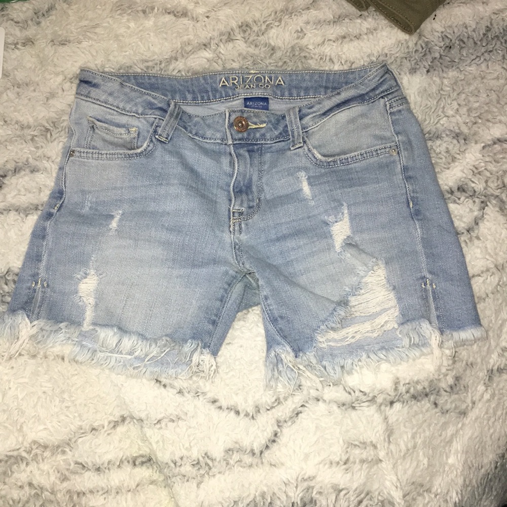 Light washed jeans with rips 🤍